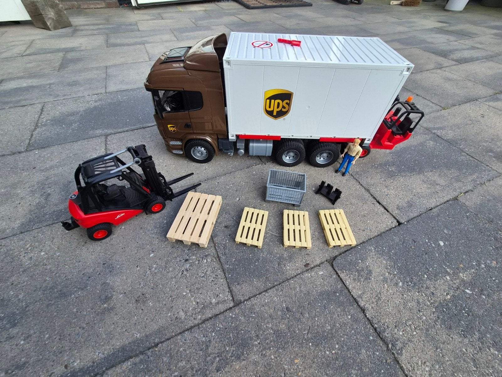 Bruder Scania 560R UPS Vrachtwagen met Heftruck en Pallets, Ophalen, Zo goed als nieuw