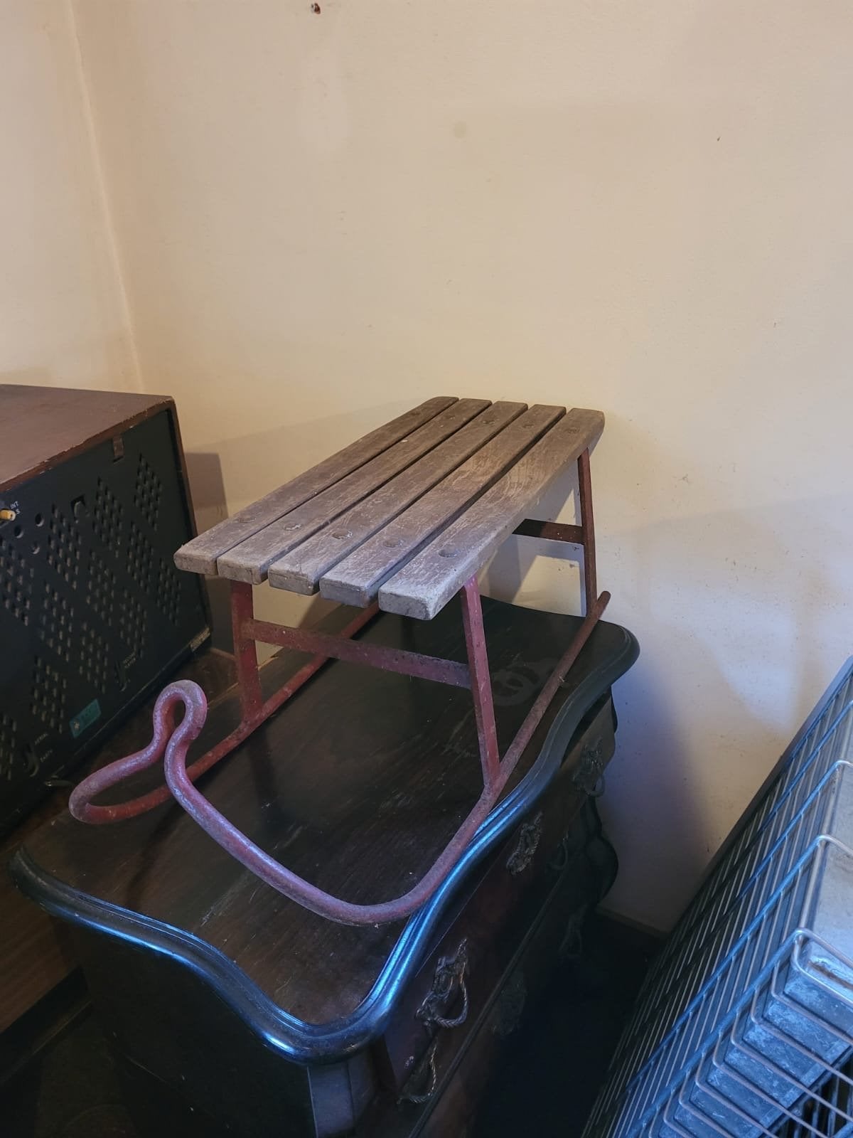 Vintage houten slee met metalen frame, Ophalen, Gebruikt, Hout