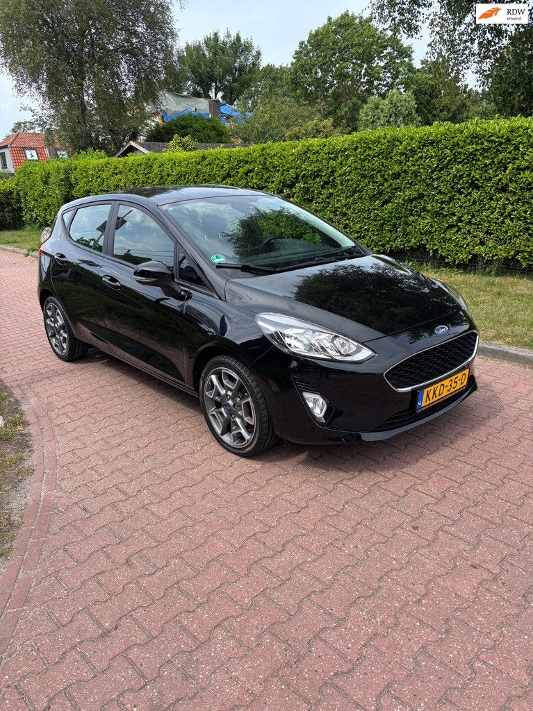 Ford FIESTA 1.1 Trend NWE RIEM APK + LAGE KM STAND!, Voorwielaandrijving, Stof, Gebruikt, Zwart