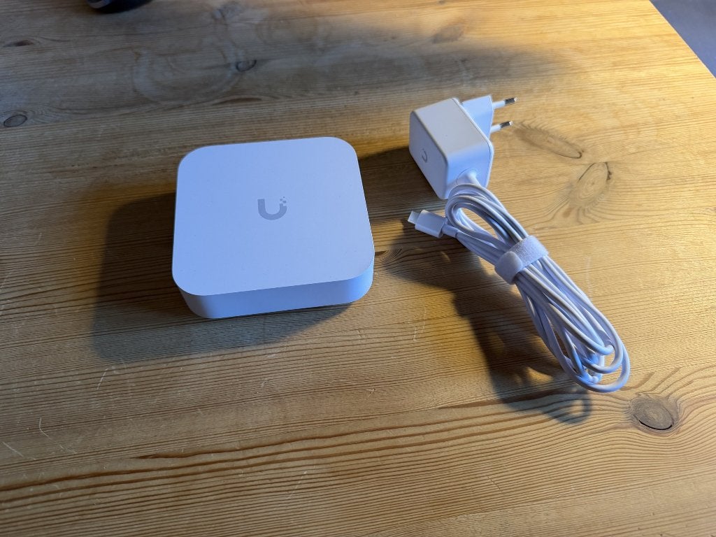 Ubiquiti UniFi Gateway Lite (UXG-Lite) router met adapter, Ophalen of Verzenden, Gebruikt, Router, Ubiquiti UniFi