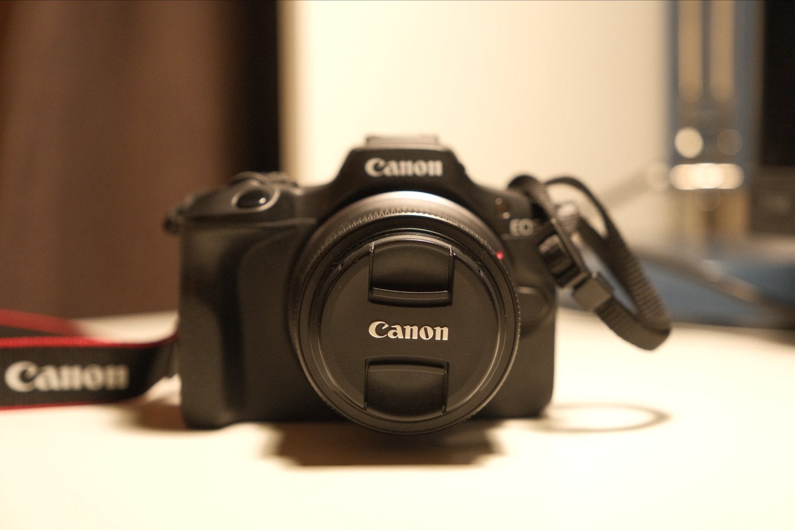Canon EOS R100 Systeemcamera met RF-S 18-45mm lens