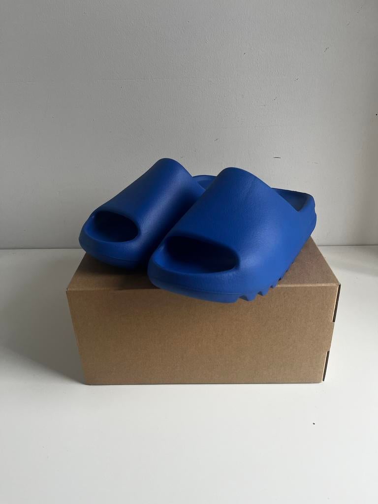 Yeezy Slide Azure - Nieuw in doos - Diverse maten, Ophalen of Verzenden, Nieuw, Blauw, Slippers