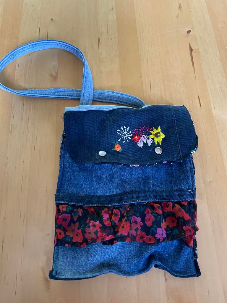 Unieke handgemaakte denim tas met bloemenborduursel, Ophalen of Verzenden, Zo goed als nieuw