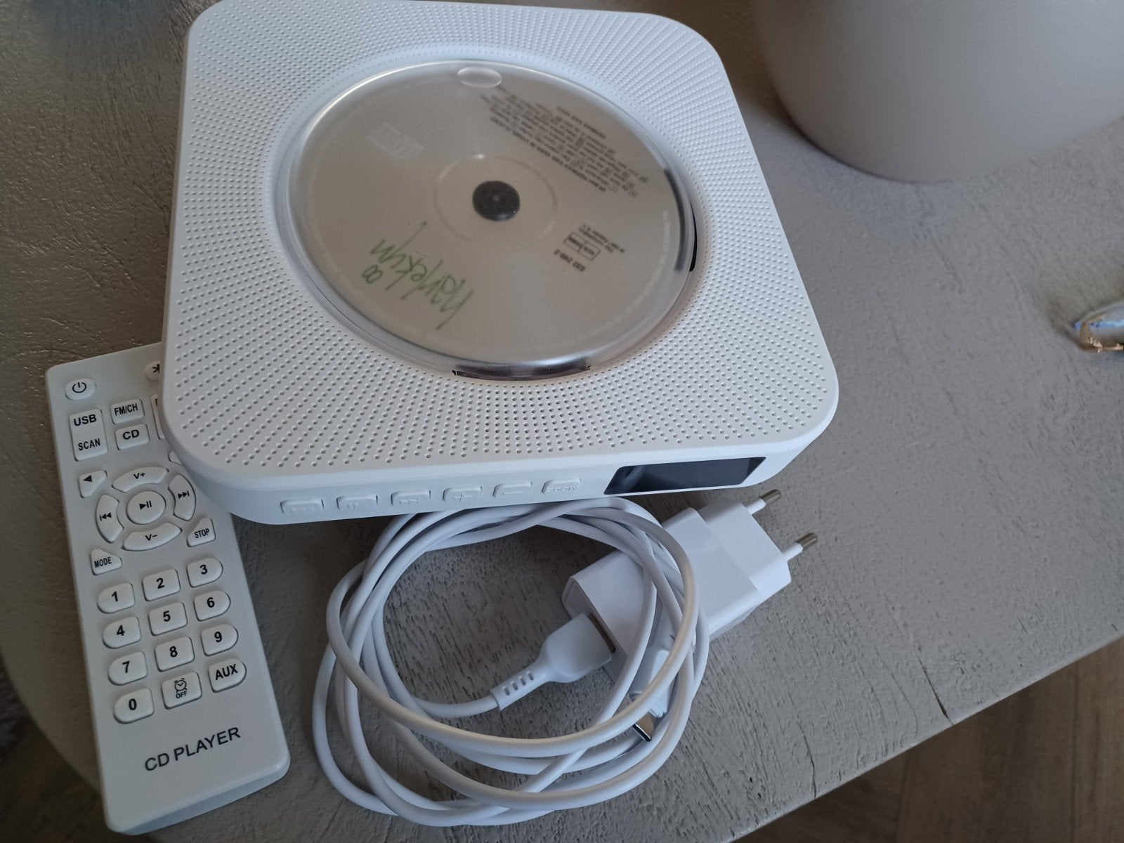 Witte draagbare CD-speler met afstandsbediening en radio, Ophalen, Zo goed als nieuw, Overige merken, Draagbaar