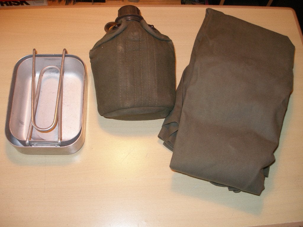 Kaveltje van regencape, veldfles en messtins, Ophalen of Verzenden, Landmacht, Nederland, Overige typen