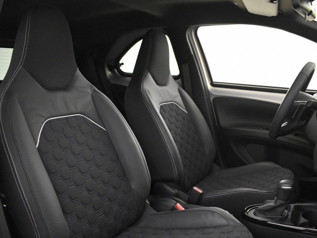 Toyota Aygo X 1.0 VVT-i S-CVT JBL Bi-Tone | Halfleer | PDC |, Auto's, Gebruikt, Euro 6, Overige kleuren, 4 stoelen