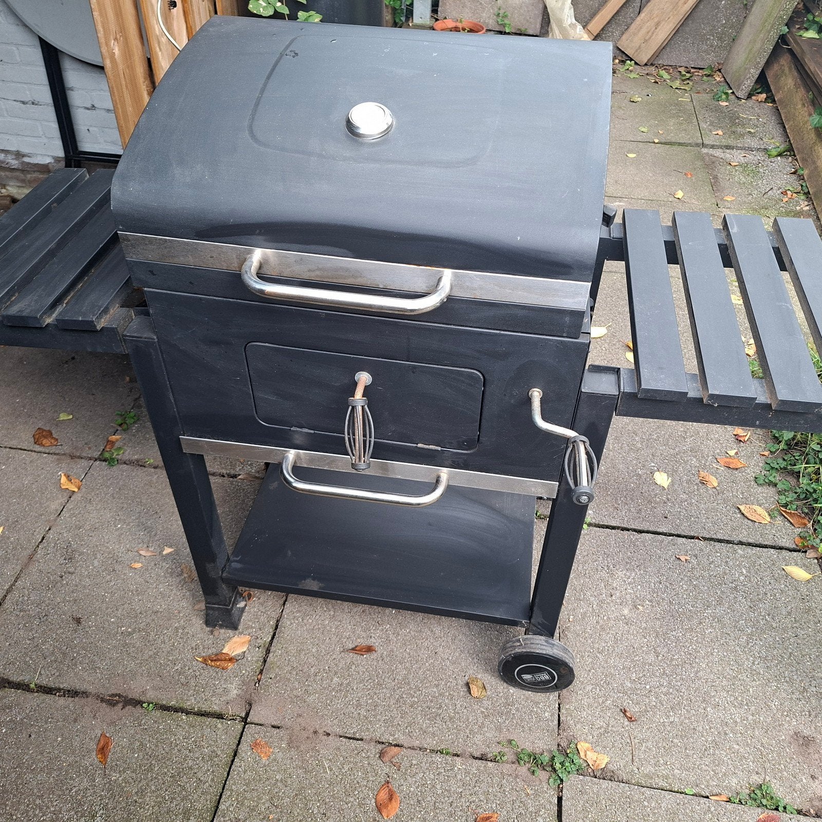 Foto 2 van BBQ Park Houtskoolbarbecue met zijtafels