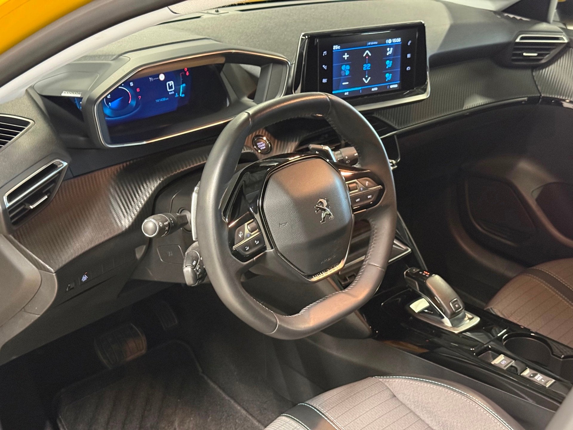 Peugeot 208 1.2 101PK Allure Pack Automaat|Carplay|Camera|, Auto's, Dealer onderhouden, 101 pk, Gebruikt, Leder en Stof