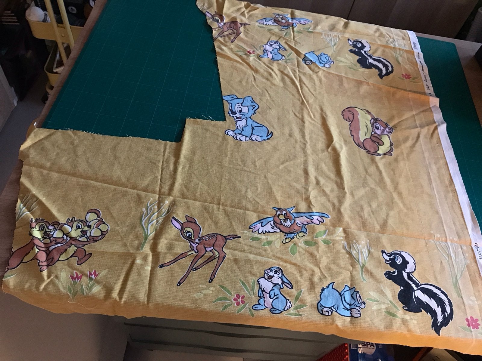 Vintage Disney Bambi stof - Geel met figuren (2), Gebruikt, Geel, Ophalen of Verzenden, 30 tot 120 cm