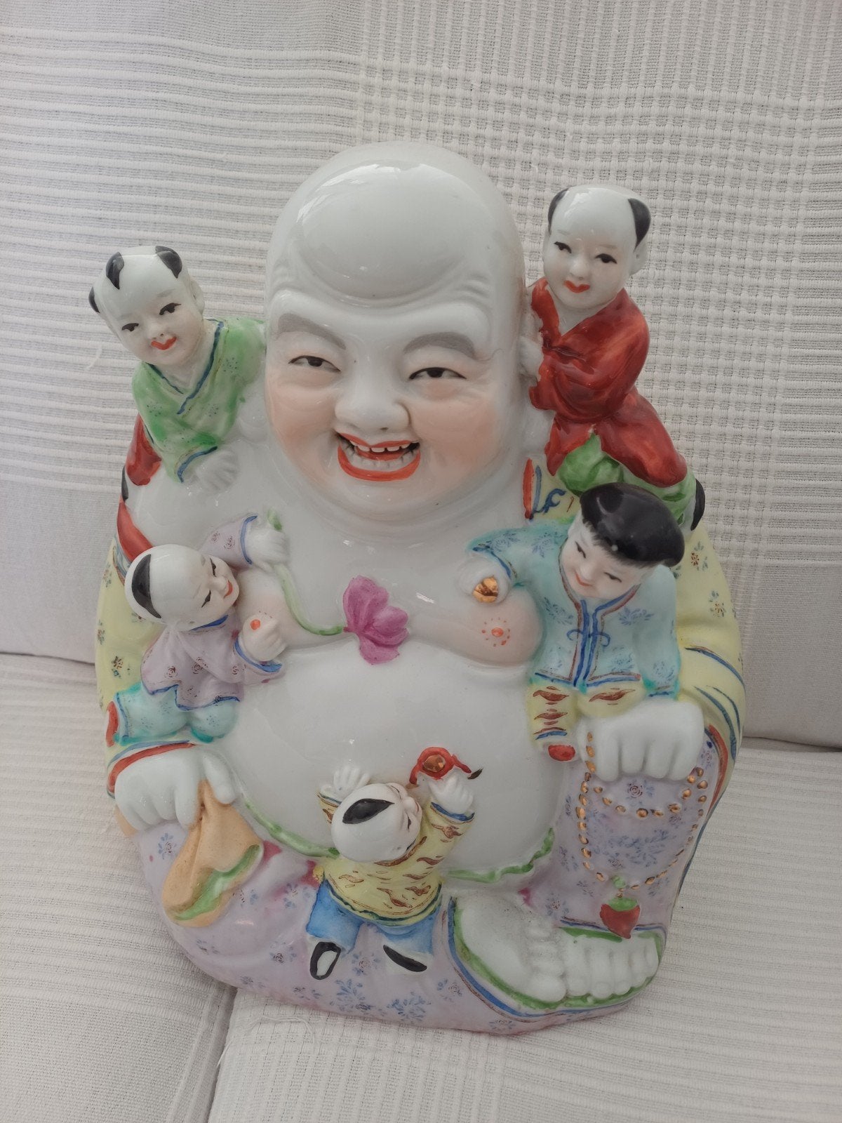 Chinees beeld van lachende Boeddha met kinderen, porselein, Antiek en Kunst, Groep mensen, Ophalen of Verzenden, 20 - 50 cm, Steen of Keramiek