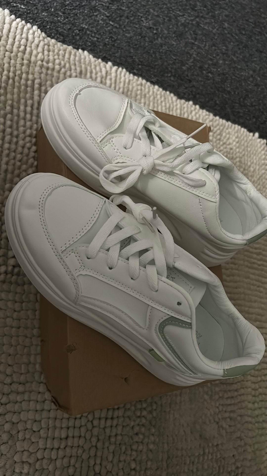 Mooie sneakers maat 39 helemaal nieuw met shock resist zool, Ophalen of Verzenden, Zo goed als nieuw