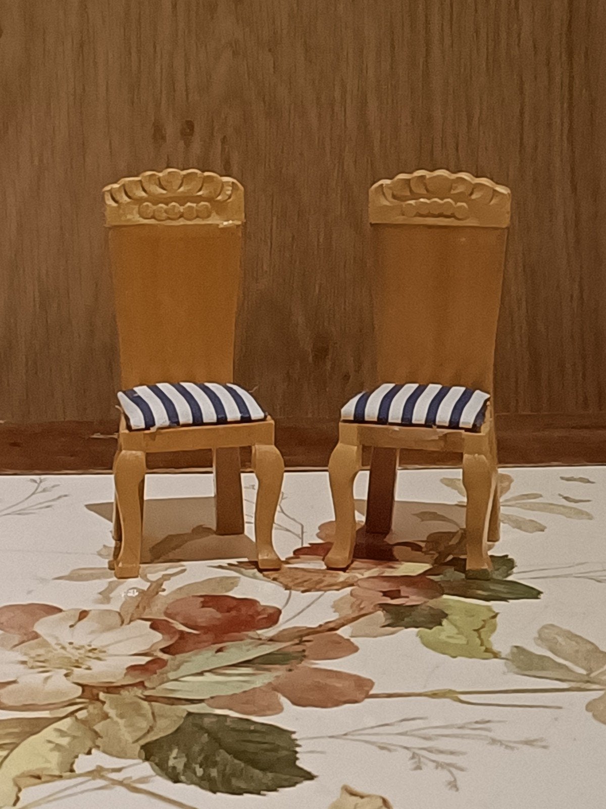 Twee mooie poppenhuis stoeltjes, Verzamelen, Poppenhuizen en Toebehoren, Verzenden, Gebruikt, Poppenhuis