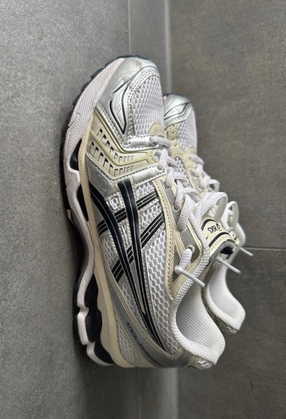 Asics Gel-Kayano 14 - Maat 41,5 (valt als 40-40,5), Kleding | Dames, Schoenen, Zo goed als nieuw, Sneakers of Gympen, Wit, Verzenden