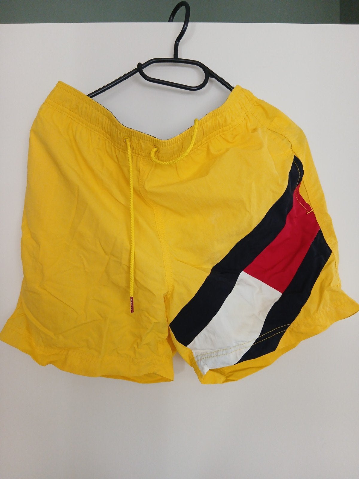 Tommy Hilfiger Zwembroek Maat S - Zo goed als nieuw, Kleding | Heren, Badmode en Zwemkleding, Geel, Tommy Hilfiger, Ophalen of Verzenden