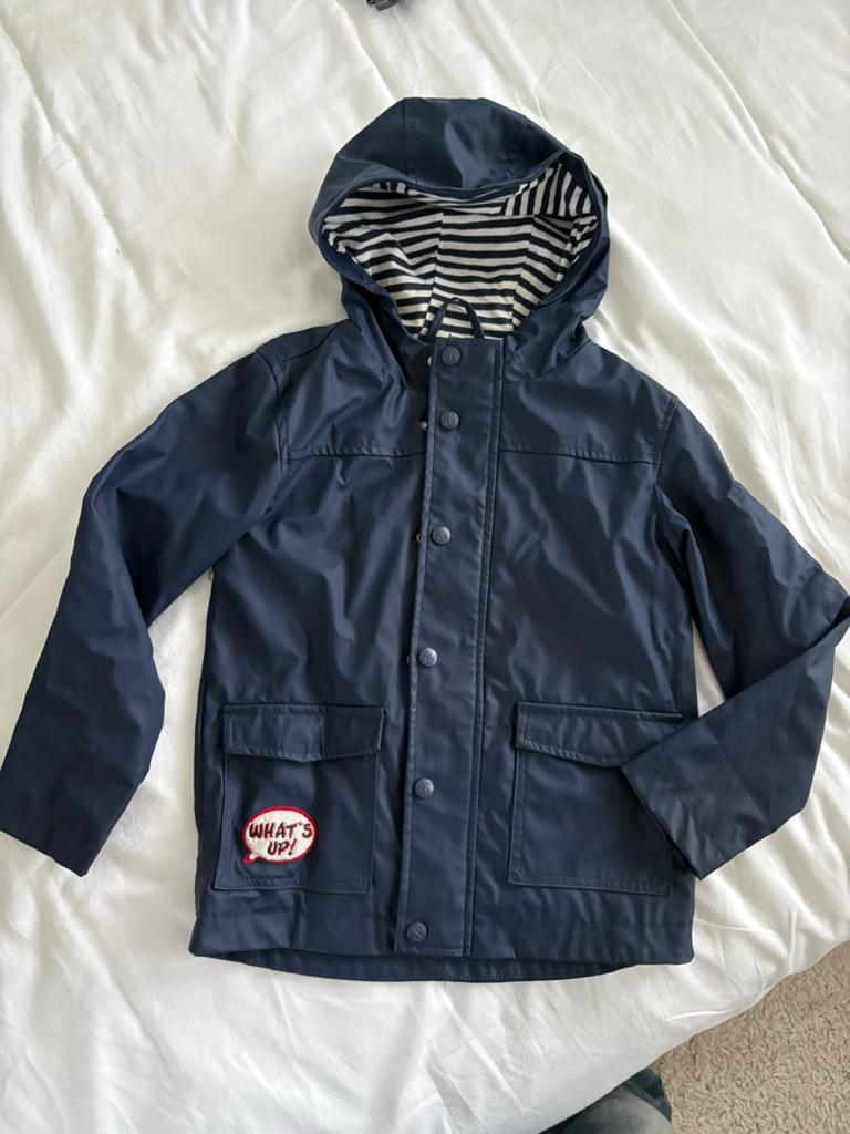 Stoere blauwe regenjas met streepjesvoering maat 128, Ophalen of Verzenden, Zo goed als nieuw, Jongen of Meisje, Jas