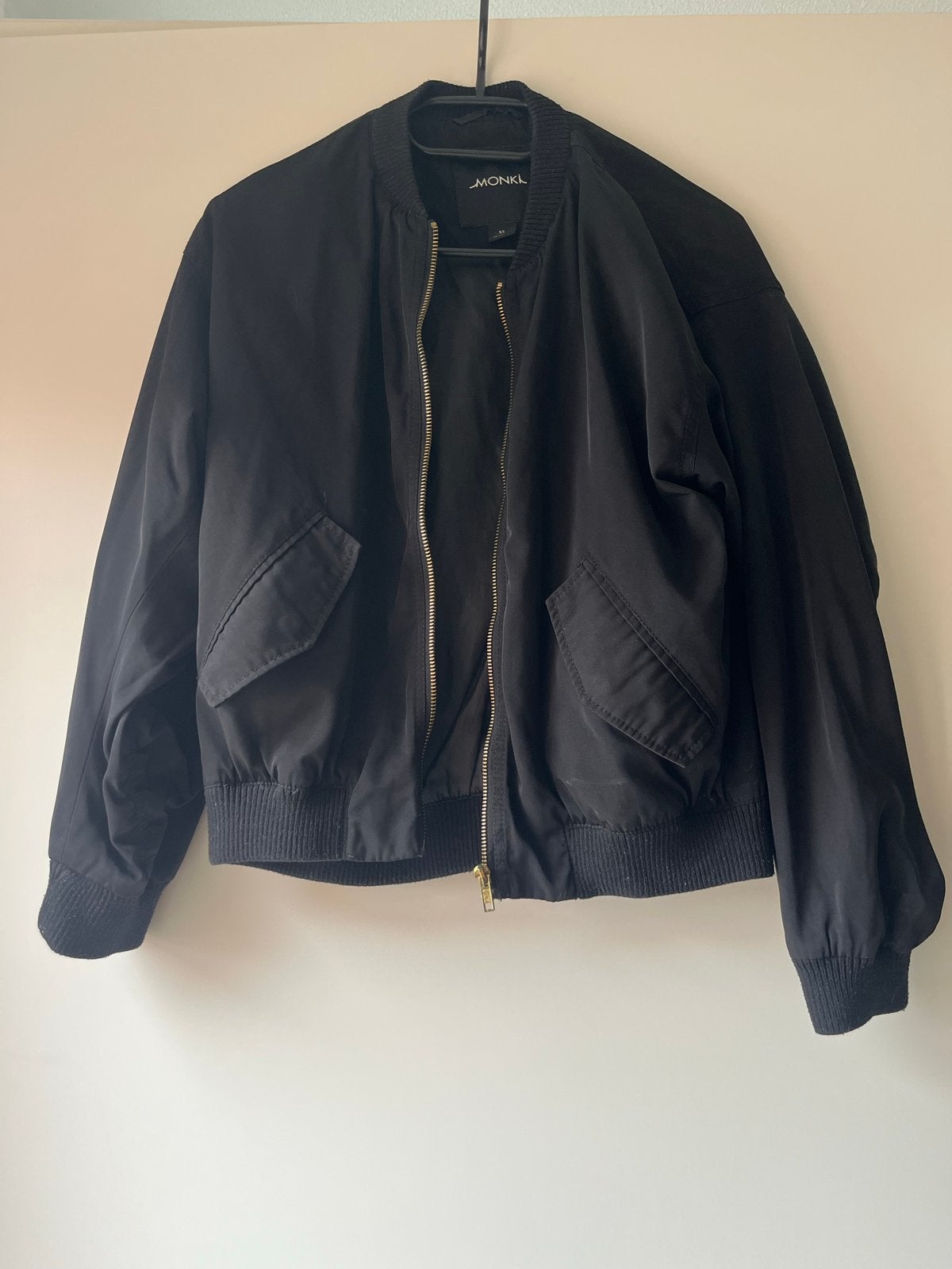Monki Zwarte Bomberjack - Maat XS, Ophalen of Verzenden, Zo goed als nieuw, Maat 34 (XS) of kleiner, Zwart