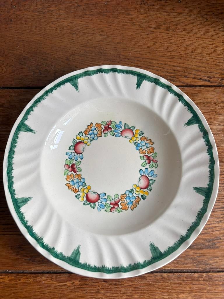Prachtig Handgeschilderd Vintage Longwy 'Pomone' Diep Bord, Antiek en Kunst, Antiek | Servies los, Ophalen of Verzenden