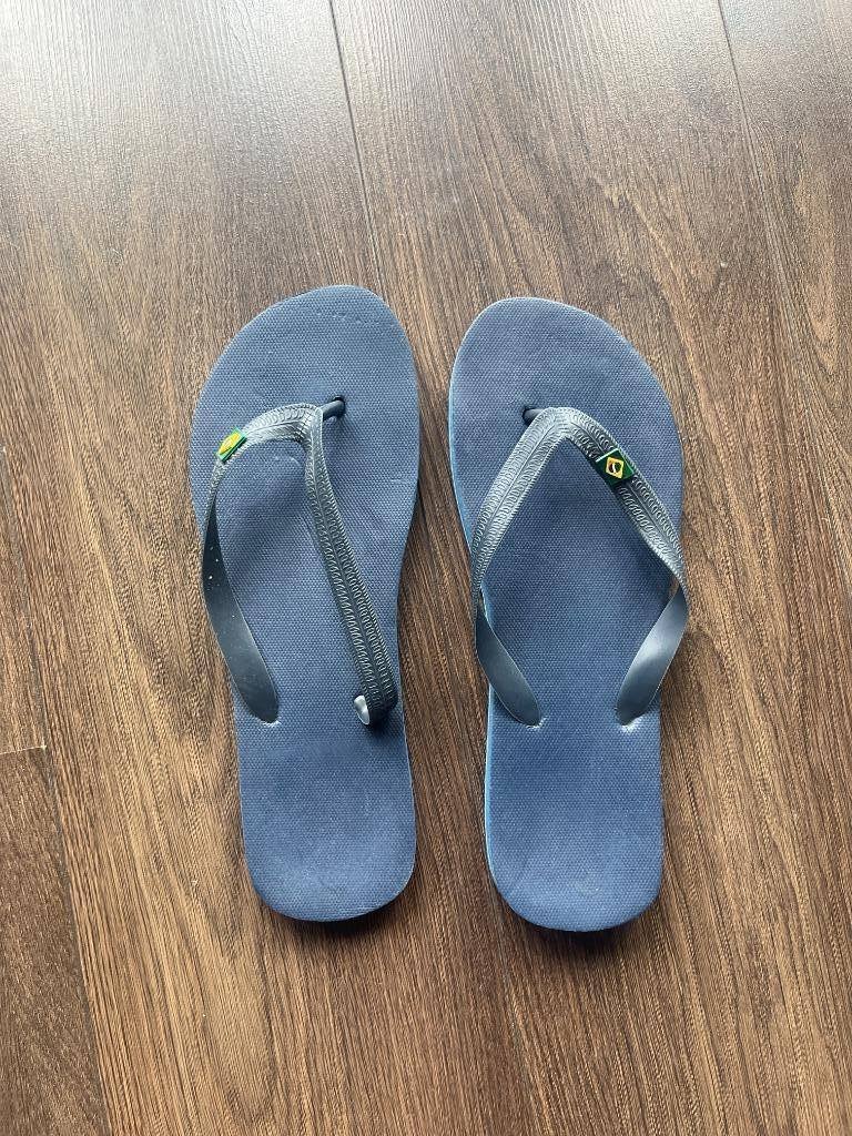 Teenslippers met braziliaanse vlag maat 45 (soort havaianas), Ophalen of Verzenden, Gedragen, Zwart, Slippers