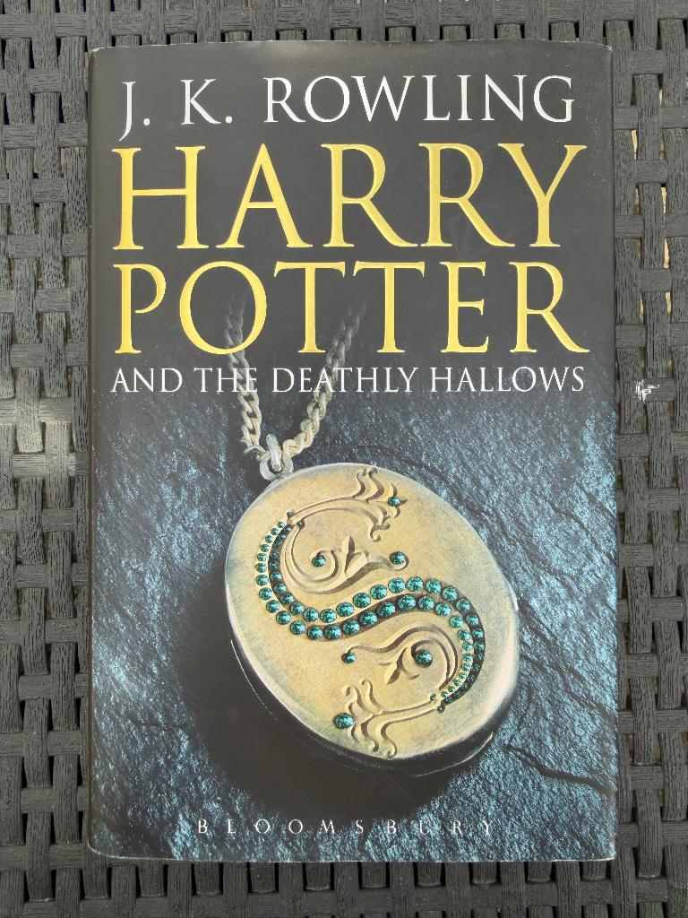 De First Edition van Harry Potter and the deathly hollows, Verzamelen, Harry Potter, Ophalen of Verzenden, Zo goed als nieuw, Boek of Poster