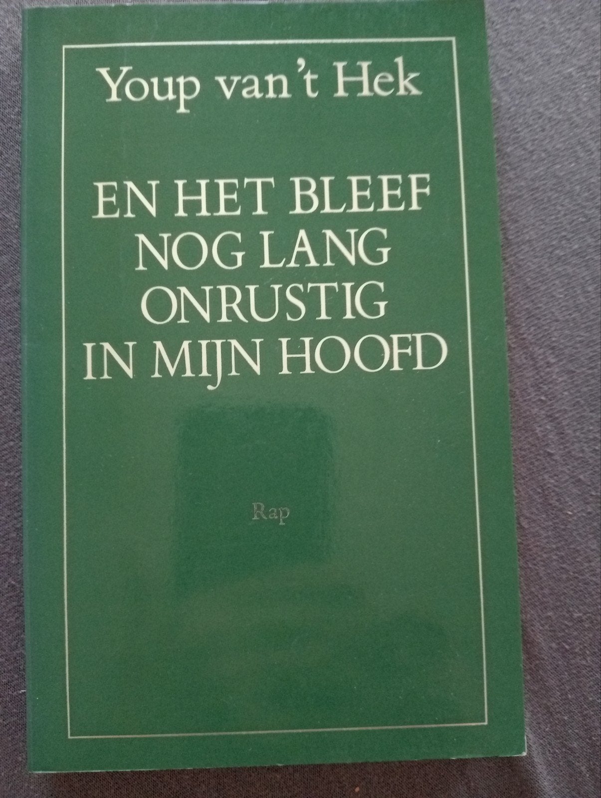 Youp van 't Hek En het bleef nog lang onrustig in mijn hoofd, Ophalen of Verzenden, Gelezen, Youp van 't Hek