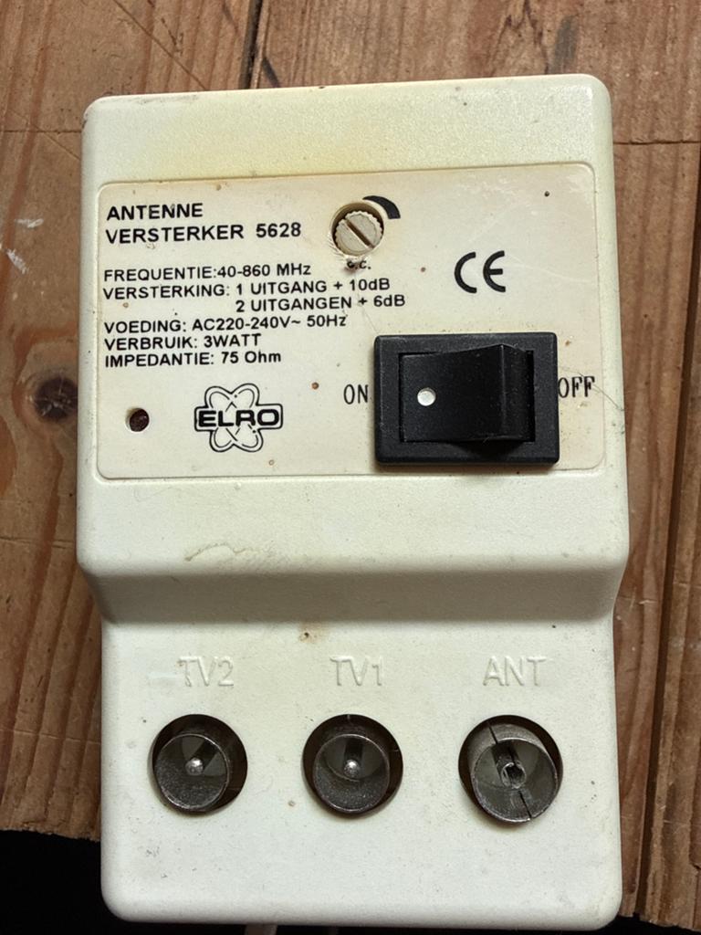 Elro Antenne Versterker 5628 - 2 uitgangen, incl 2 splitters, Ophalen of Verzenden, Zo goed als nieuw, Overige typen