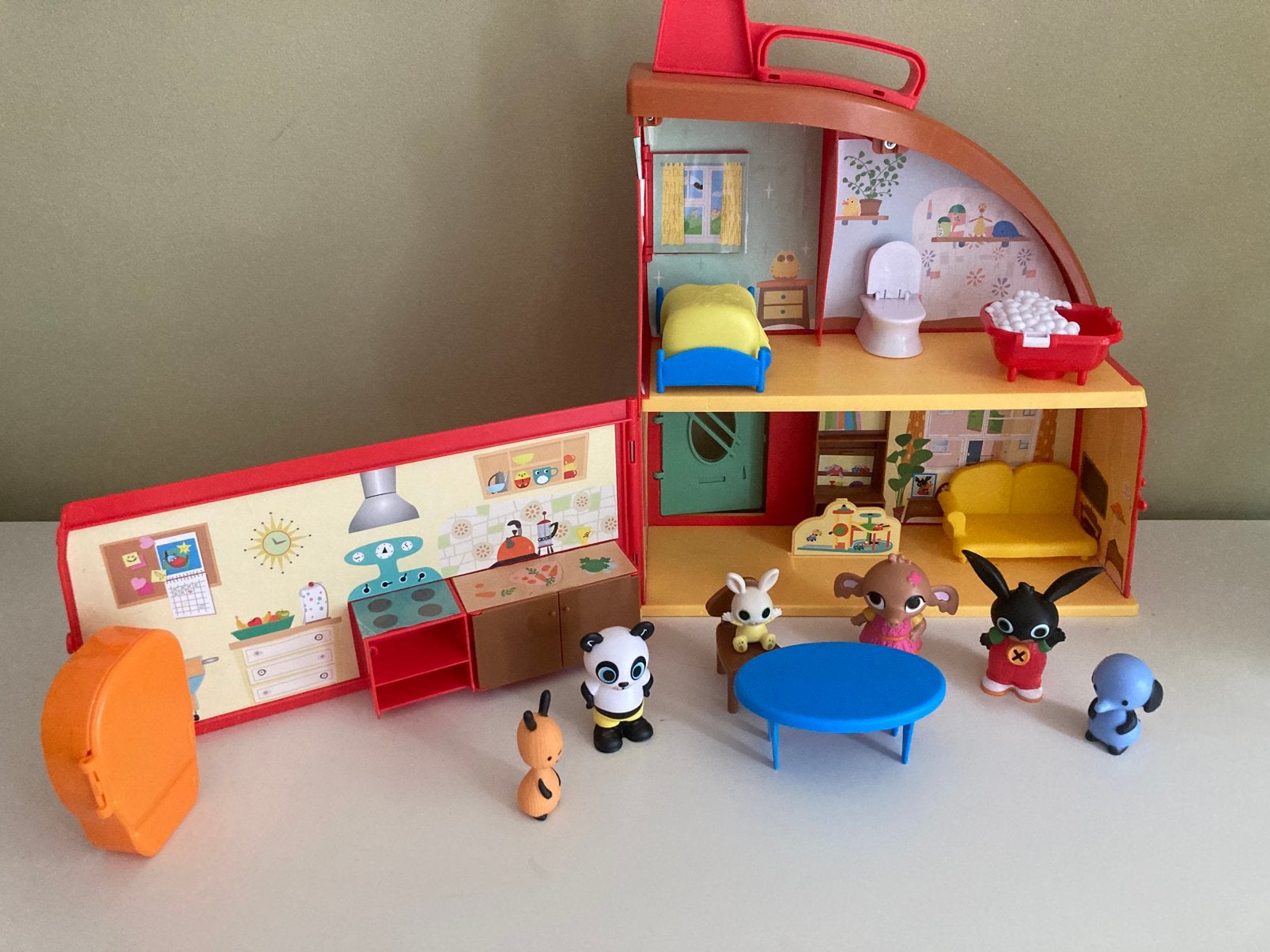 Bing draagbaar speelhuisje met 6 figuurtjes, Ophalen of Verzenden, Gebruikt, Poppenhuis