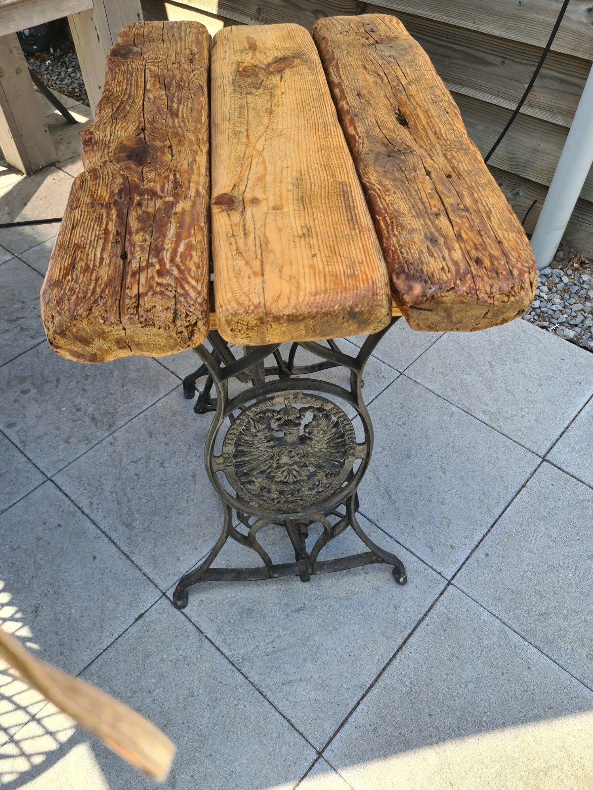 Unieke tafel: naaimachine onderstel met houten blad, Ophalen