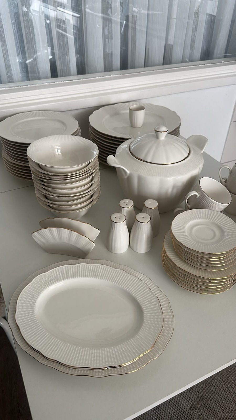 Uitgebreid servies set - Crème met gouden rand, Ophalen, Zo goed als nieuw, Keramiek, Compleet servies