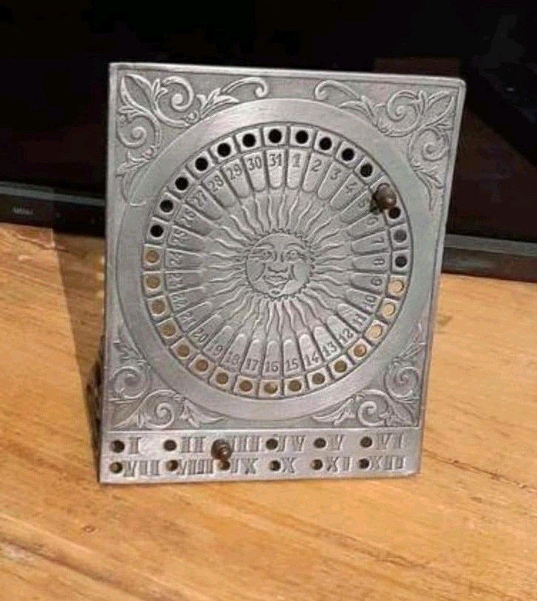Prachtige antieke gietijzeren kalender, vermoedelijk uit de, Antiek en Kunst, Ophalen of Verzenden