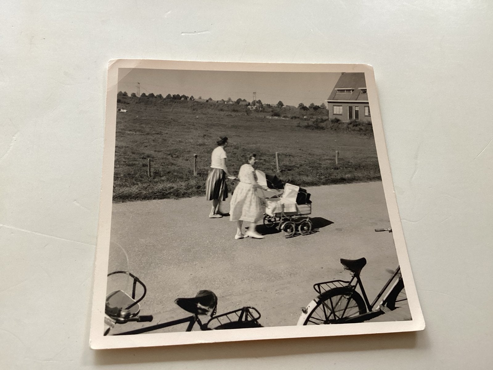 Vintage foto: Vrouwen met kinderwagen, Zutphen 1959 7x7 cm, Verzamelen, Gebruikt, Foto, Ophalen of Verzenden, 1940 tot 1960