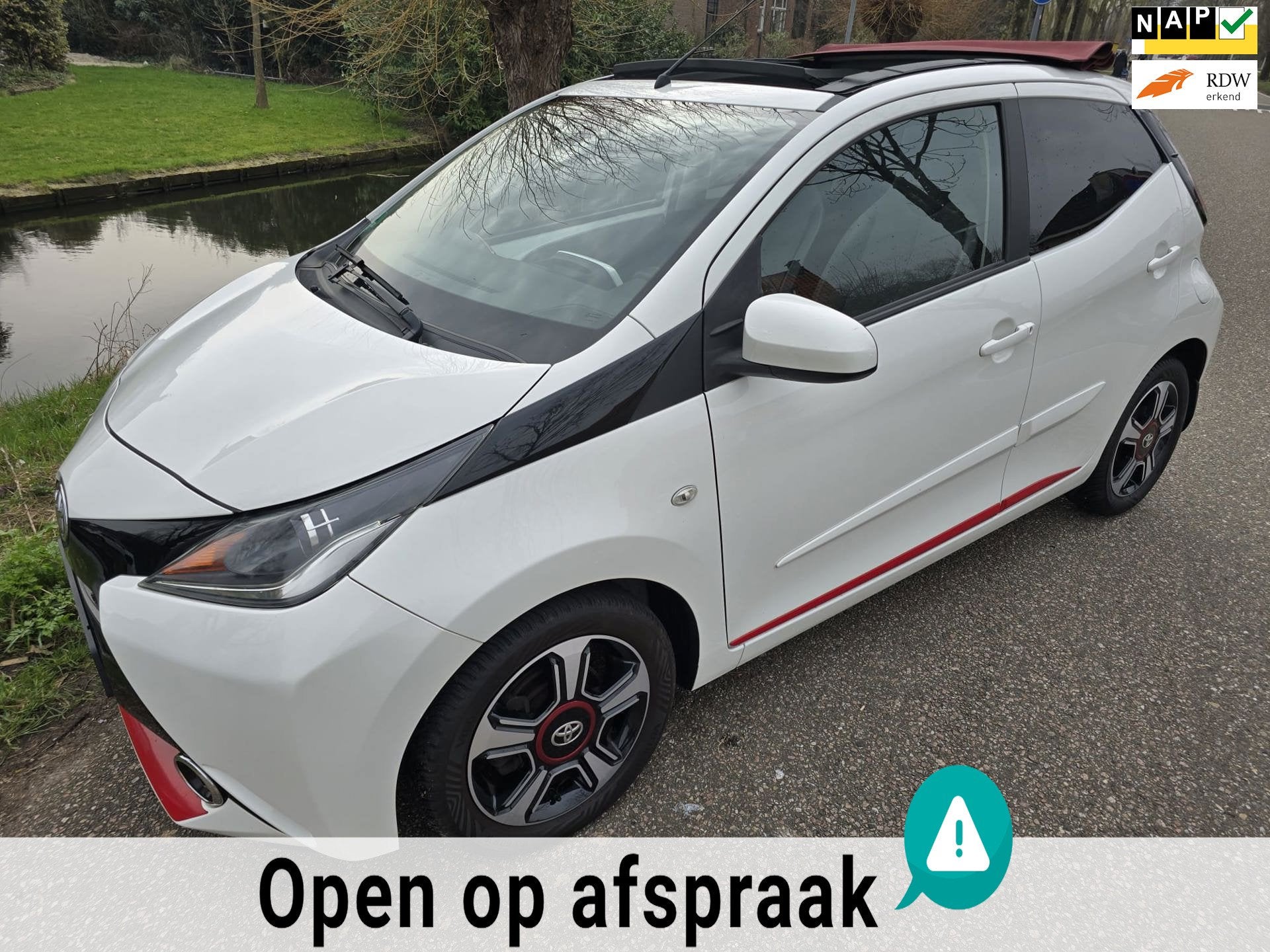 Toyota Aygo Cabriotop/Aut/APK 09-2027/1e eigenaar/dealer ond, Gebruikt, 4 stoelen, Leder en Stof, Wit