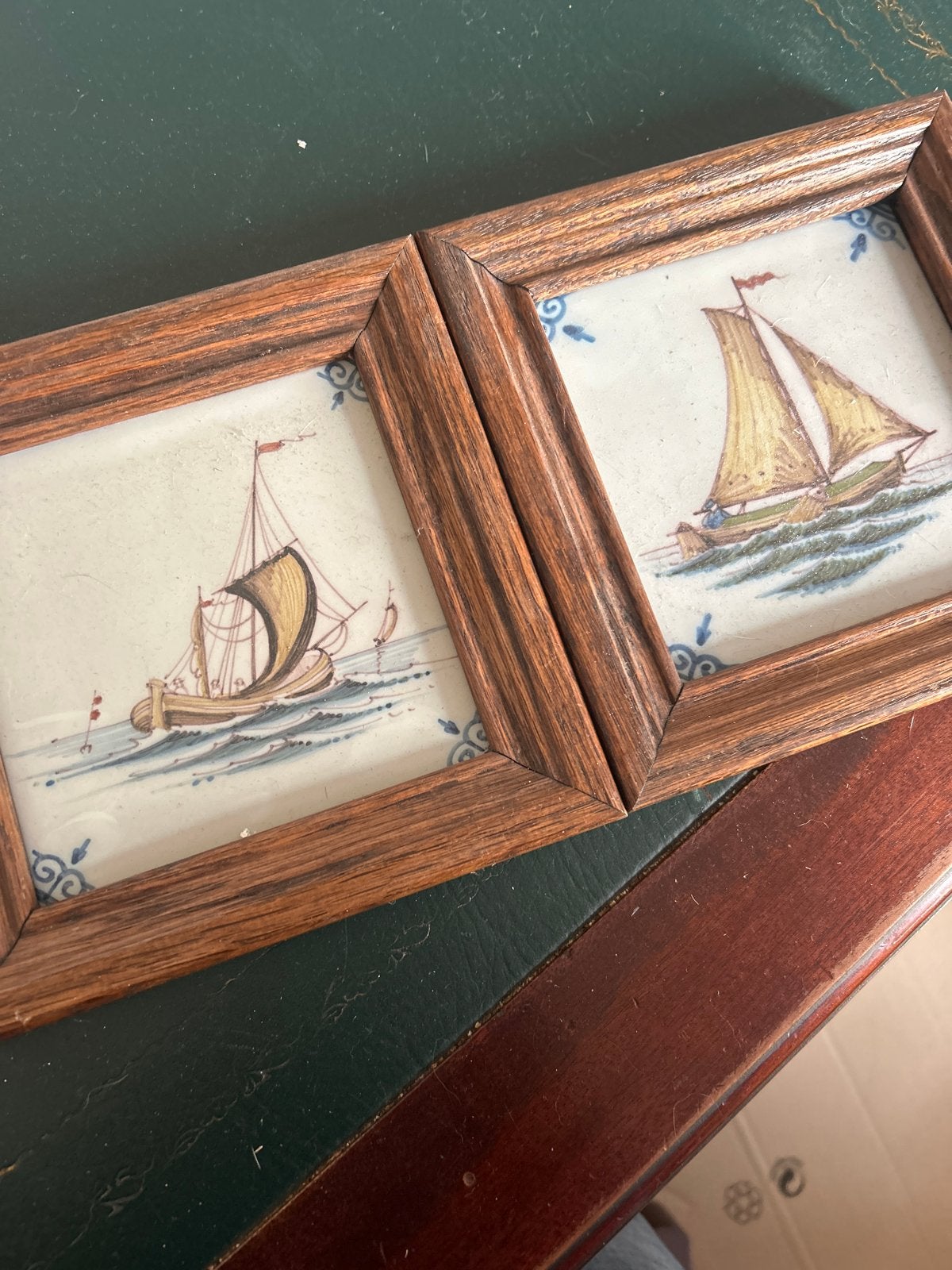 2 Antieke Makkum Tegels met Zeilschepen in Houten Lijst, Antiek en Kunst, Ophalen