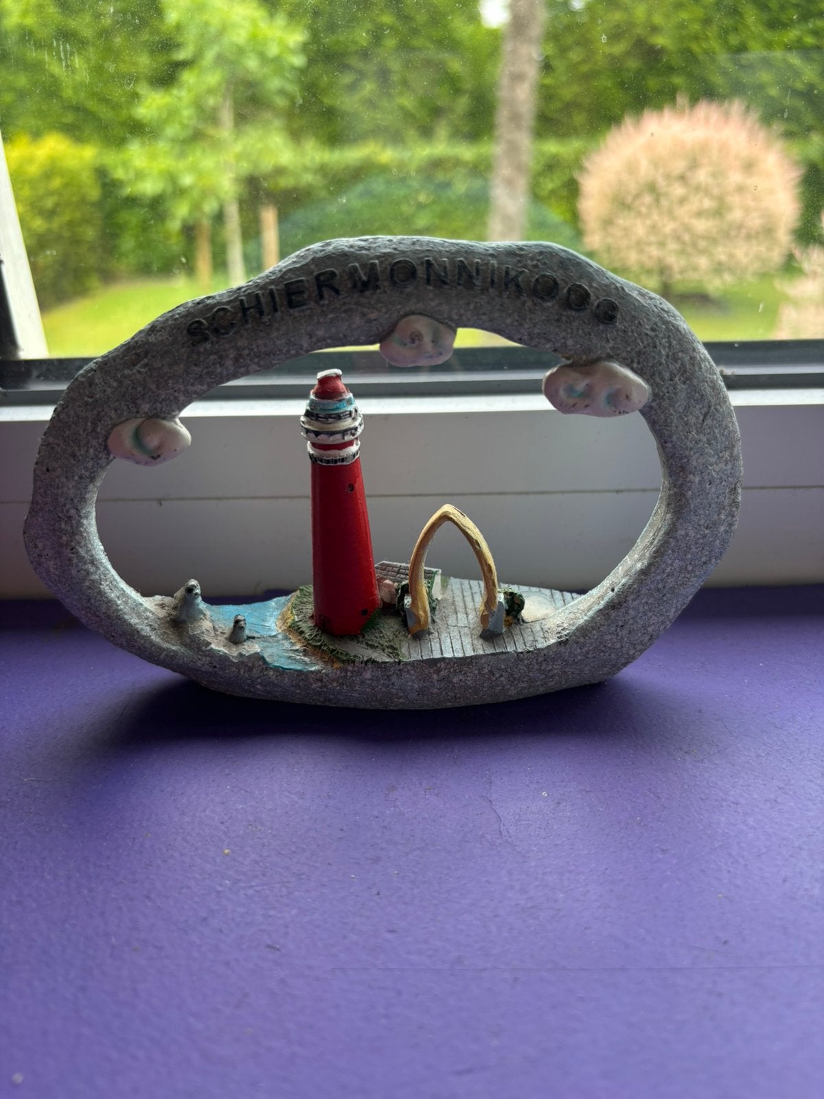 Schiermonnikoog souvenir met vuurtoren, Ophalen of Verzenden, Gebruikt, Meerkleurig, Steen/keramiek
