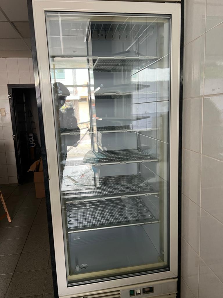 Slagerij opruiming: Stellingen, vrieskast, bakken, schalen, Ophalen, Gebruikt