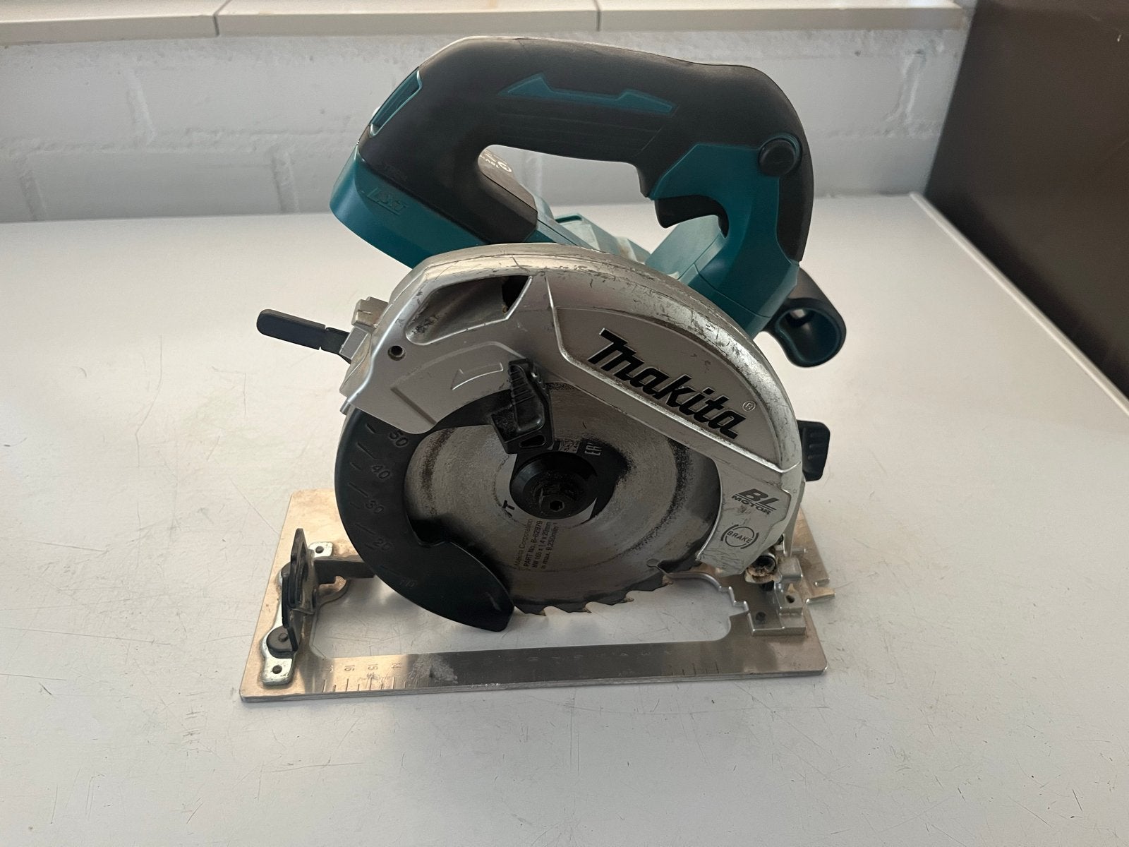 TE KOOP!!! Makita 18V cirkelzaag, Gebruikt, Cirkelzaag, Ophalen of Verzenden, 30 tot 70 mm
