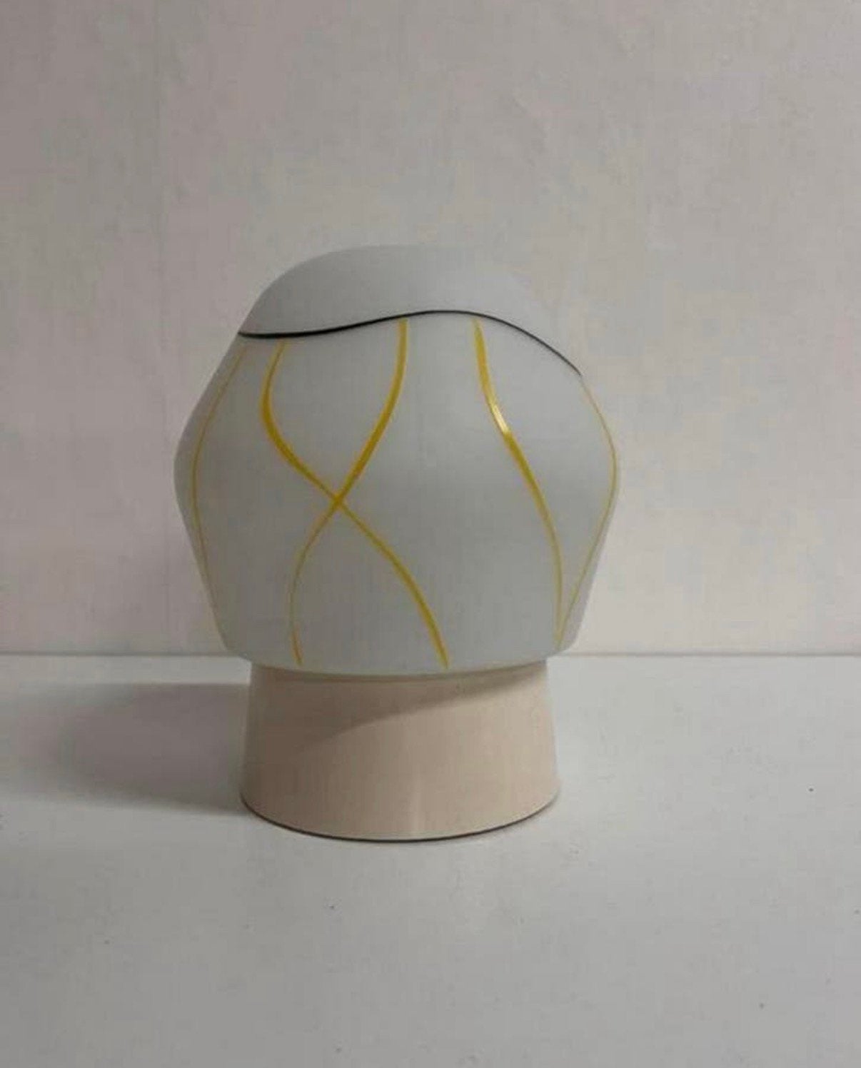 Vintage vibes plafondlamp melkglas met zwarte en gele lijnen, Jaren 70, Zo goed als nieuw, Plafondlamp, Glas