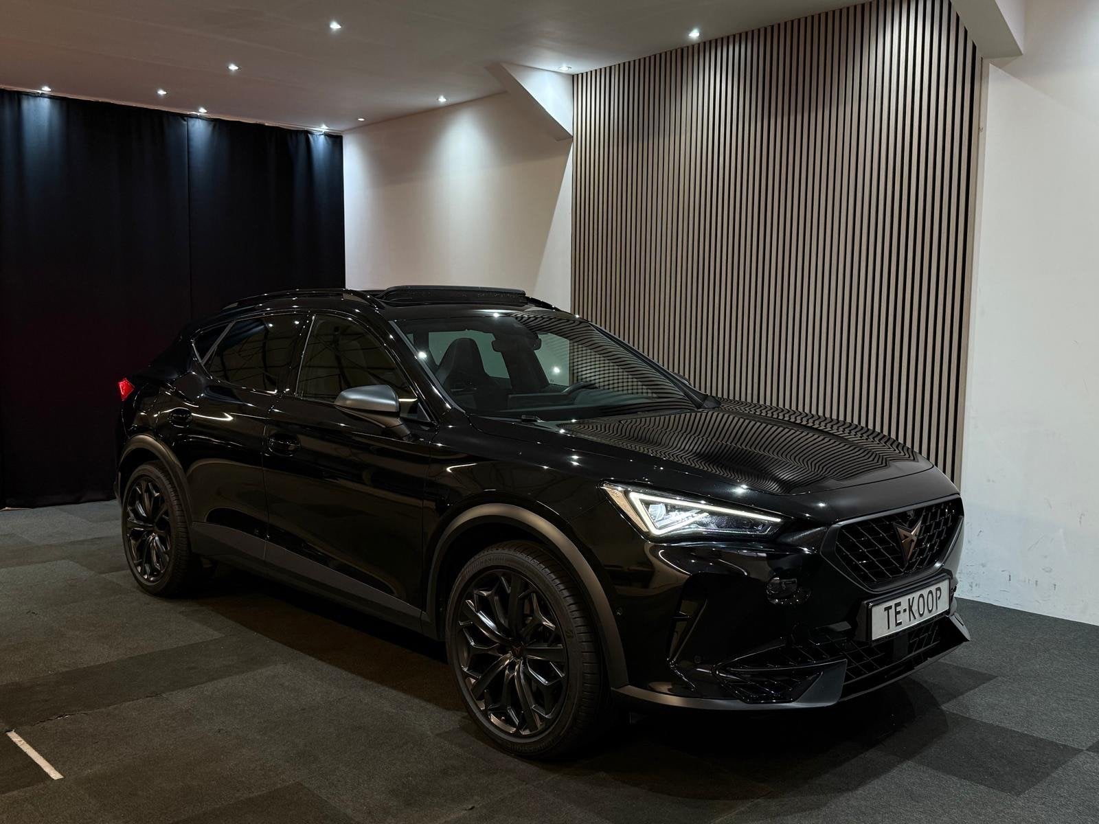 Cupra Formentor 1.4 e-Hybrid VZ Copper Tribe Edition Pano 36, Gebruikt, 4 cilinders, Zwart, Hybride Elektrisch/Benzine