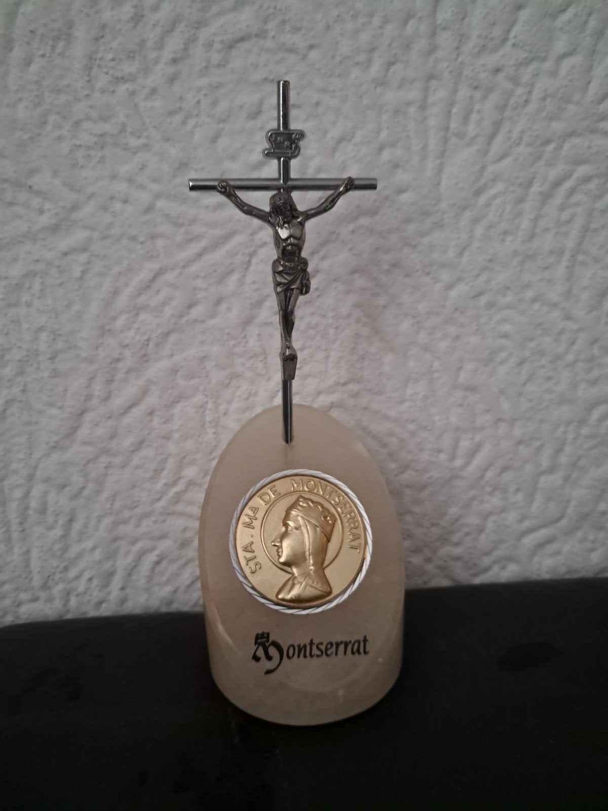 Religieus kruisbeeld met medaillon van Montserrat, Antiek en Kunst, Antiek | Religie, Ophalen of Verzenden