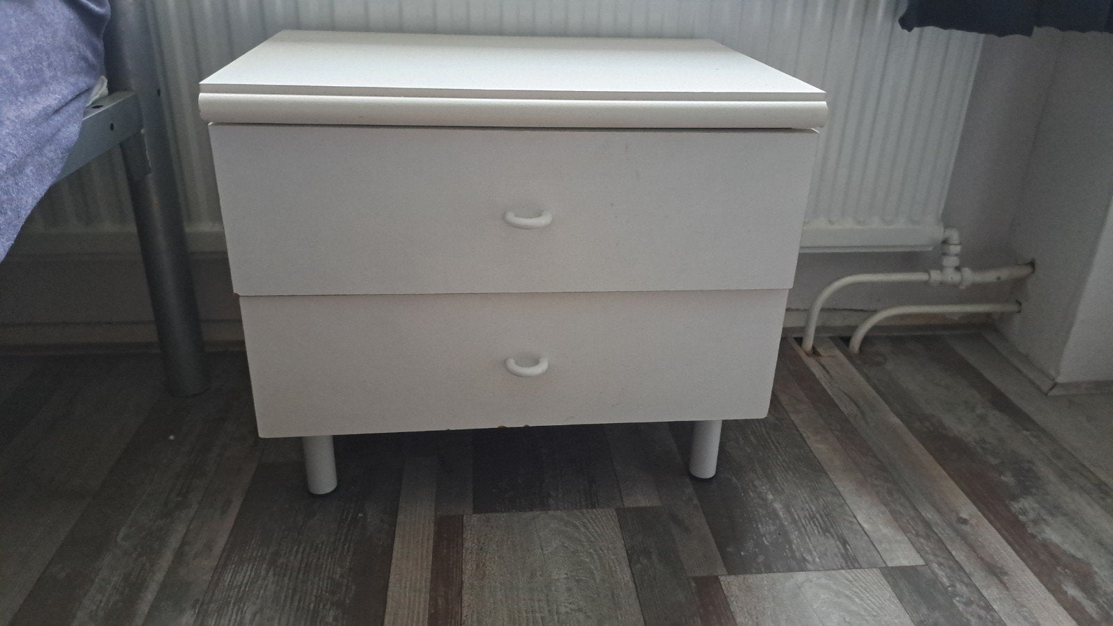 Wit nachtkastje met twee lades, Huis en Inrichting, Slaapkamer | Nachtkastjes, Gebruikt, Minder dan 55 cm, Minder dan 45 cm, Hout