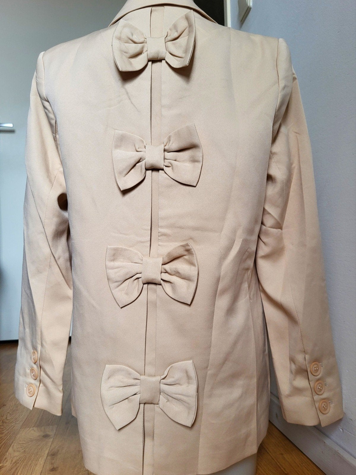 NIEUW Trendy Uniek boetiek blazer jasje jacket met Strikjes, Beige, Nieuw, Ophalen of Verzenden, Jasje