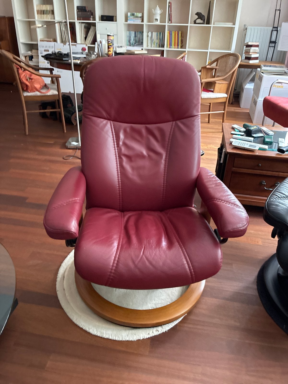 Rode en zwarte leren relaxfauteuil van stressless