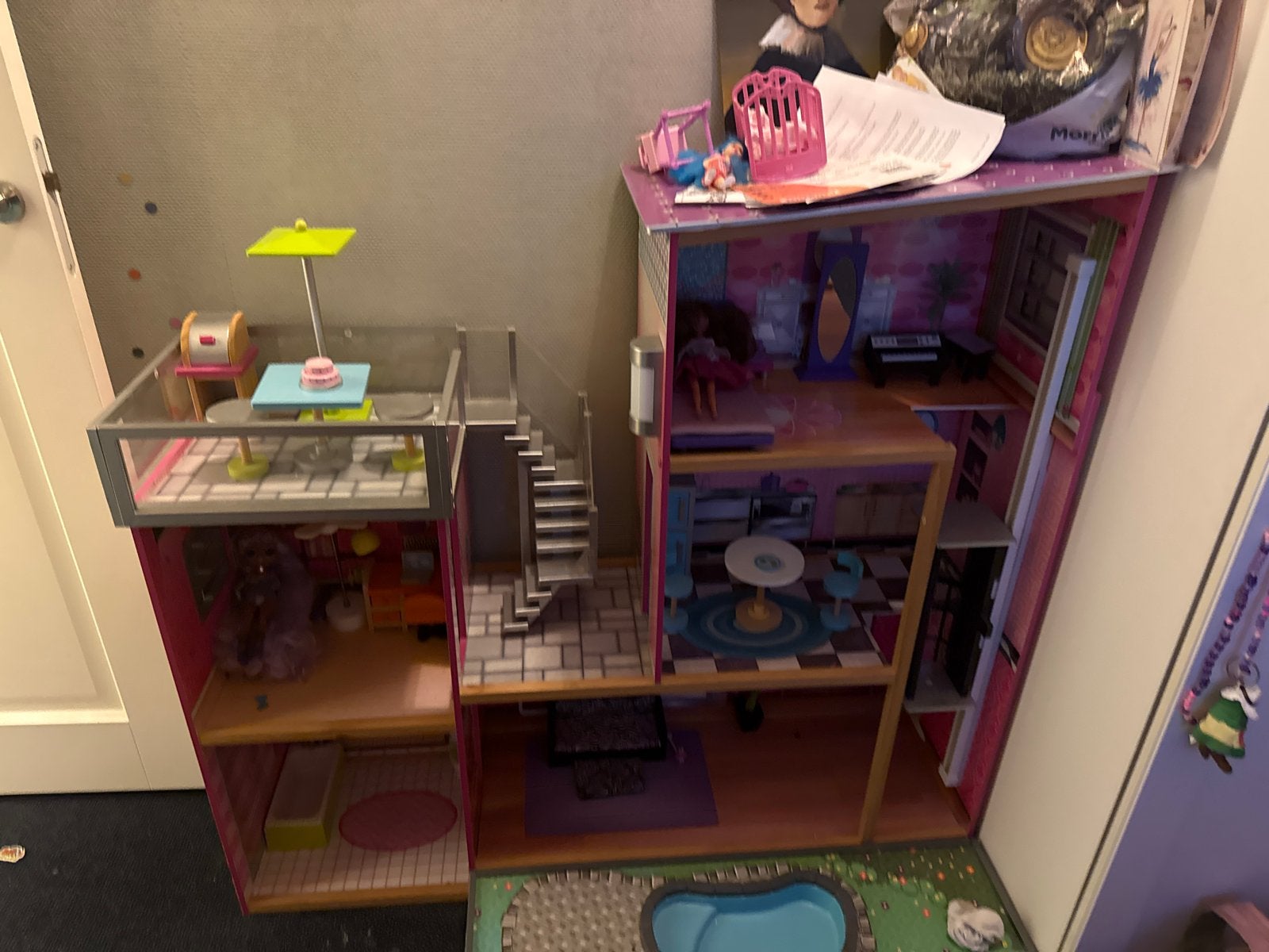 Groot poppenhuis met meubels en zwembad, Ophalen of Verzenden, Gebruikt, Overige typen