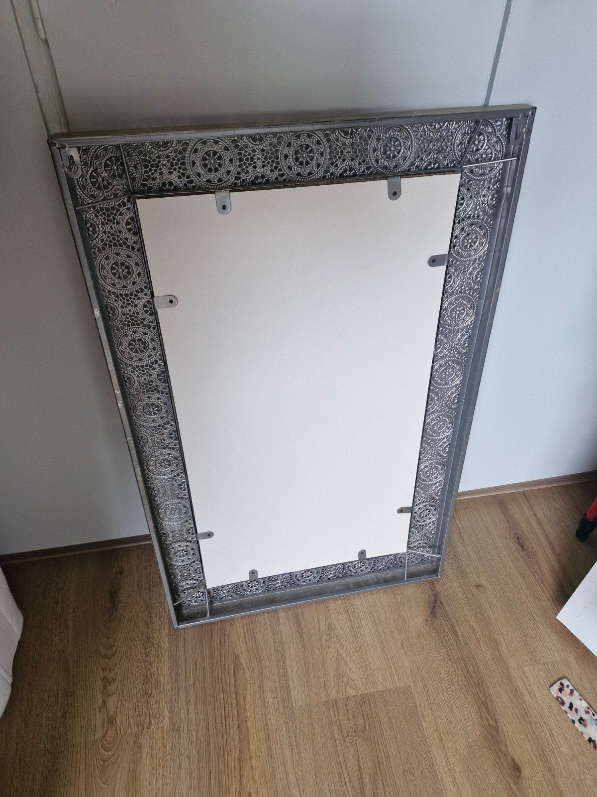 Decoratieve spiegel met sierlijk metaalwerk, Ophalen, 100 tot 150 cm, Zo goed als nieuw, Rechthoekig