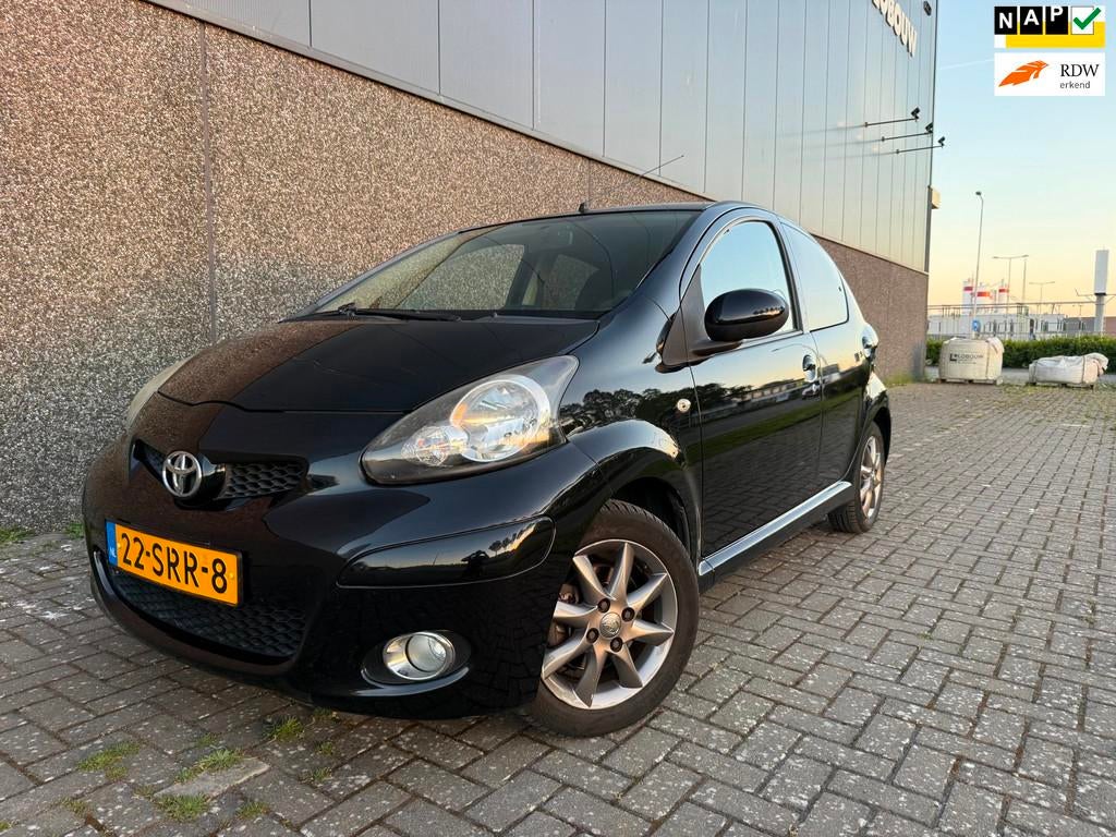 Toyota Aygo 1.0-12V Dynamic Navigator/NIEUWE APK en BEURT!, Auto's, Toyota, Voorwielaandrijving, Euro 5, Stof, Gebruikt