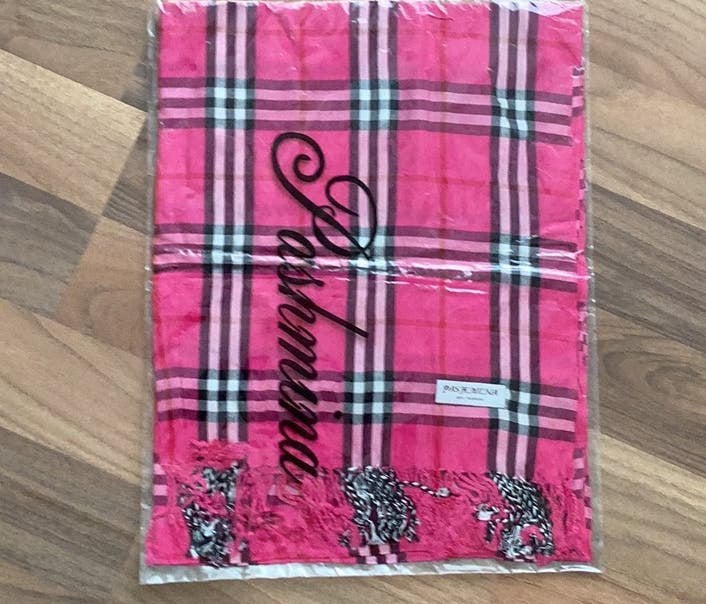 Nieuwe Pashmia sjawl, hardroze Burberry ruit., Ophalen of Verzenden, Zo goed als nieuw, Maat 46/48 (XL) of groter, Overige typen