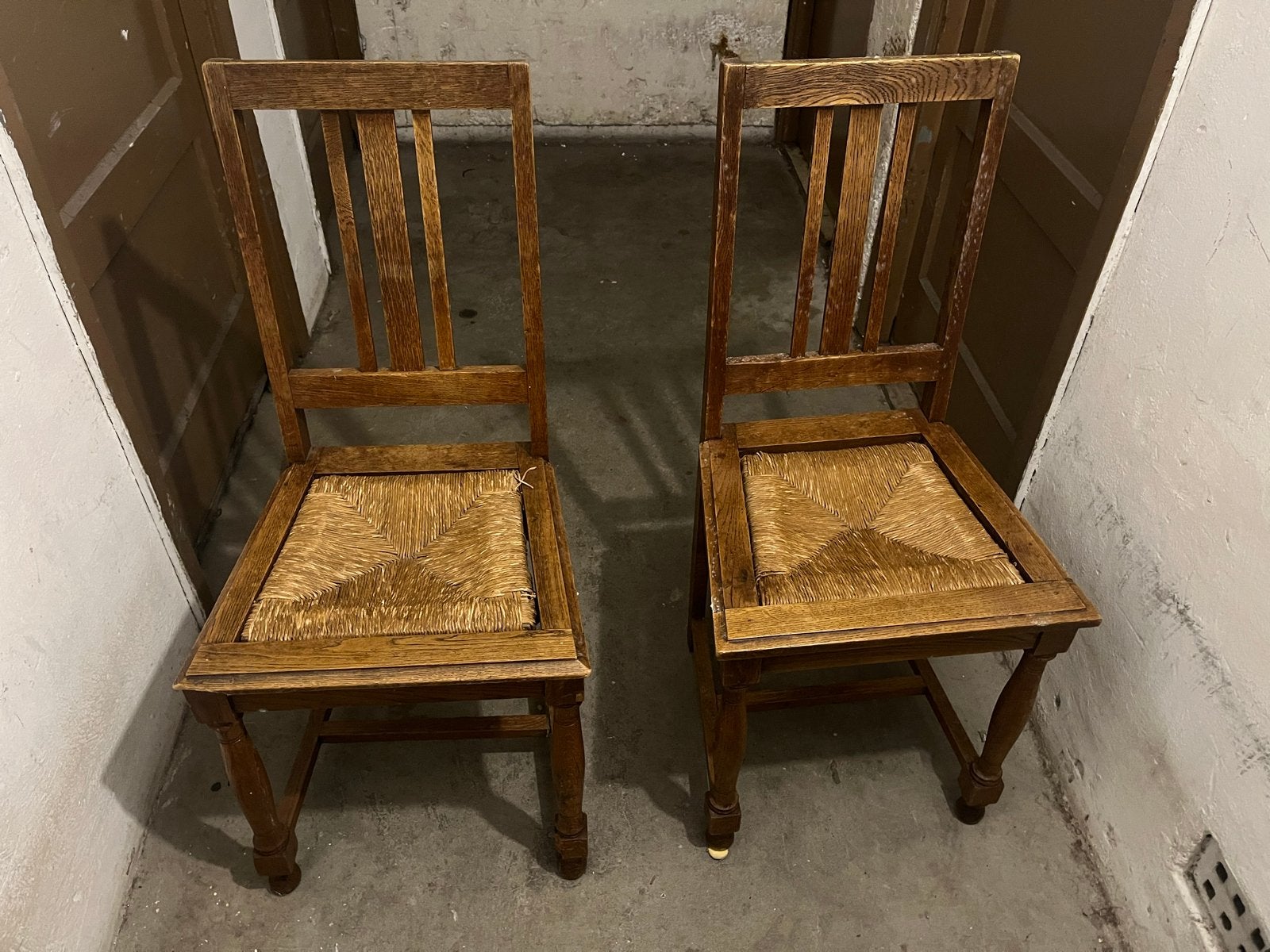 Gratis afhalen: 2 rustieke houten stoelen, Antiek en Kunst, Ophalen