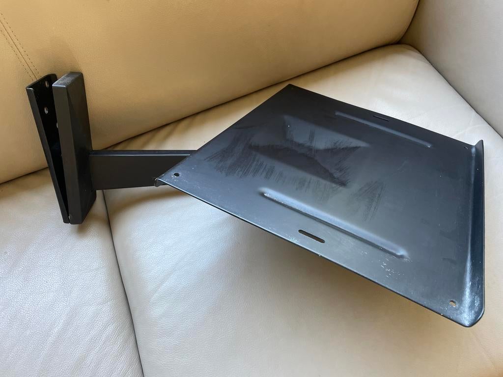 Zwarte metalen wandbeugel voor apparatuur, Ophalen, Gebruikt