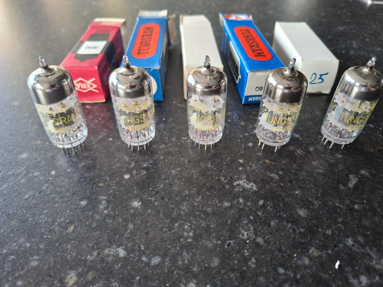 Tungsram matched quad ecc82 + 1 reserve, Audio, Tv en Foto, Buizenversterkers, Ophalen, Buis of Buizen
