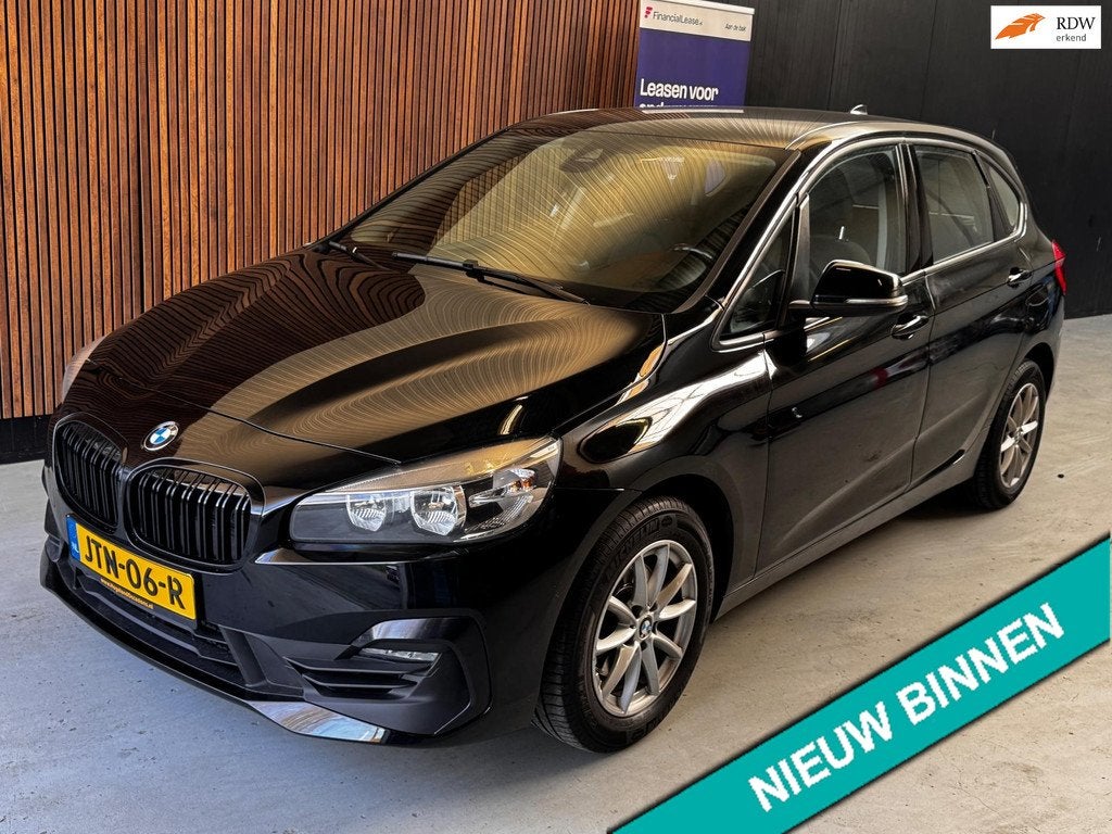 BMW 2-serie Active Tourer 218i LCI High Executive AUTOMAAT P, Auto's, BMW, Stof, Gebruikt, Zwart, Origineel Nederlands
