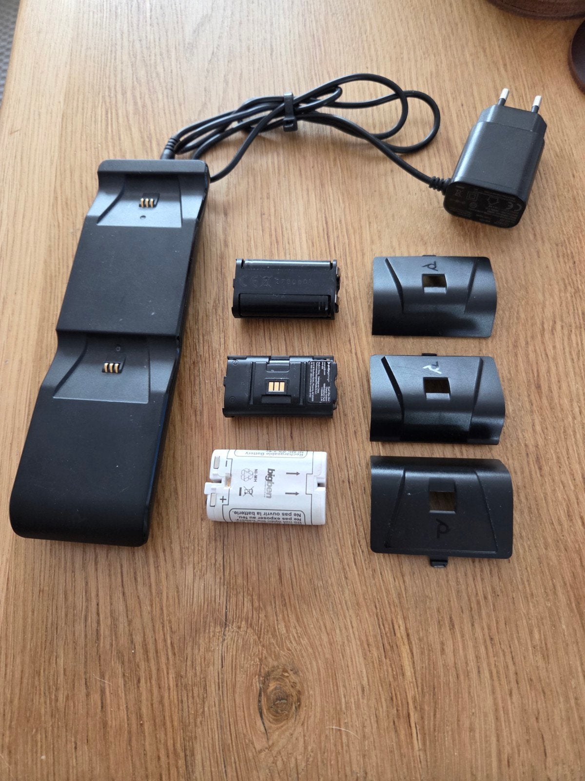 Xbox One / X Series oplaadstation met batterijen en covers, Gebruikt, Microsoft, Xbox, Ophalen of Verzenden